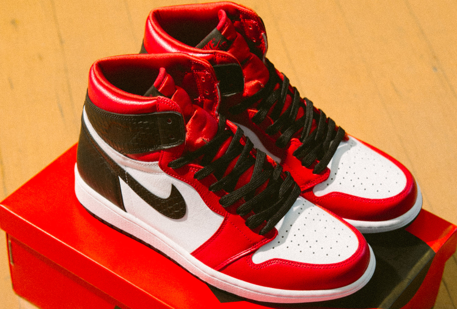 Nike WMNS Air Jordan 1 High OG (Gym Red/Black-White)